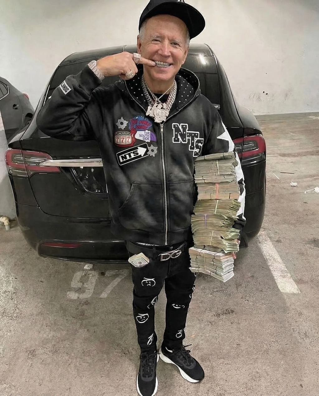 NTS GUARMETSH black zip-up jacket with NTS logo, patches, and hood. Soft-touch fabric, ideal for casual wear.